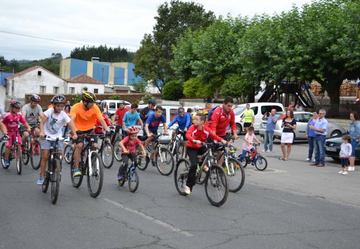 Máis de sesenta persoas participan no Día da Bicicleta de Frades